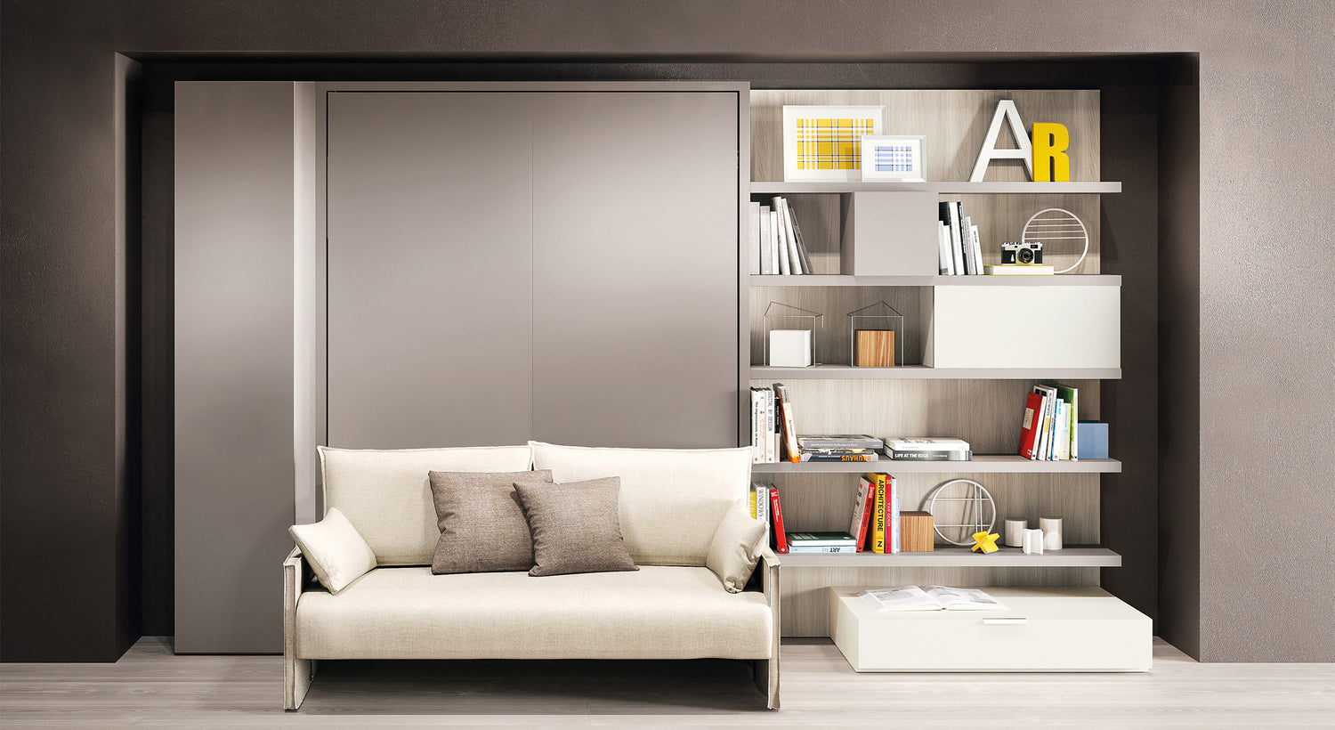 Canapé beige devant un lit escamotable fermé, entouré d'étagères avec livres et décorations modernes, ambiance épurée et fonctionnelle