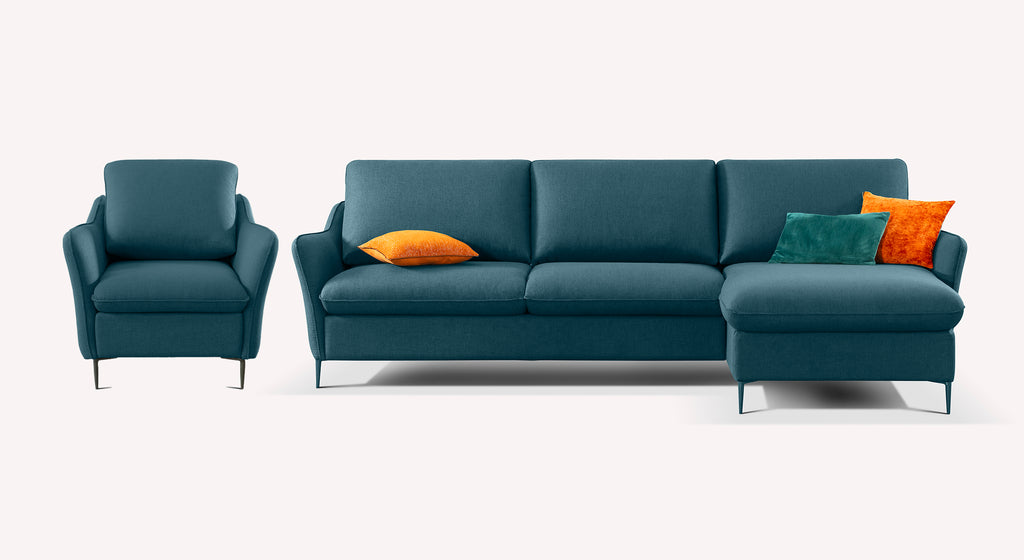 Canapé et fauteuil bleu océan Bogart Foster avec coussins orange et vert