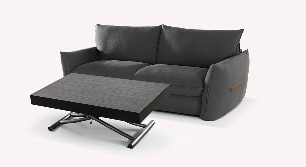 Canapé gris avec accoudoirs larges et table basse en bois foncé sur pieds métalliques, style moderne et épuré