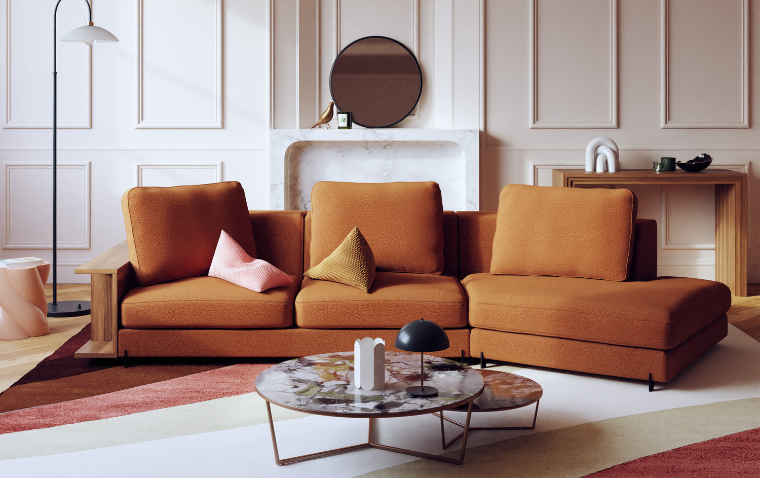 Canapé d'angle en tissu cuivre avec coussins colorés, table basse en marbre, ambiance élégante et moderne dans un salon