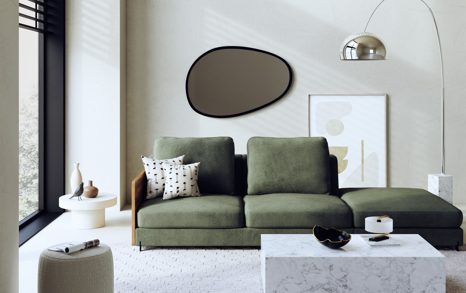 Canapé en velours vert dans un salon moderne avec miroir organique, table basse en marbre et décoration minimaliste