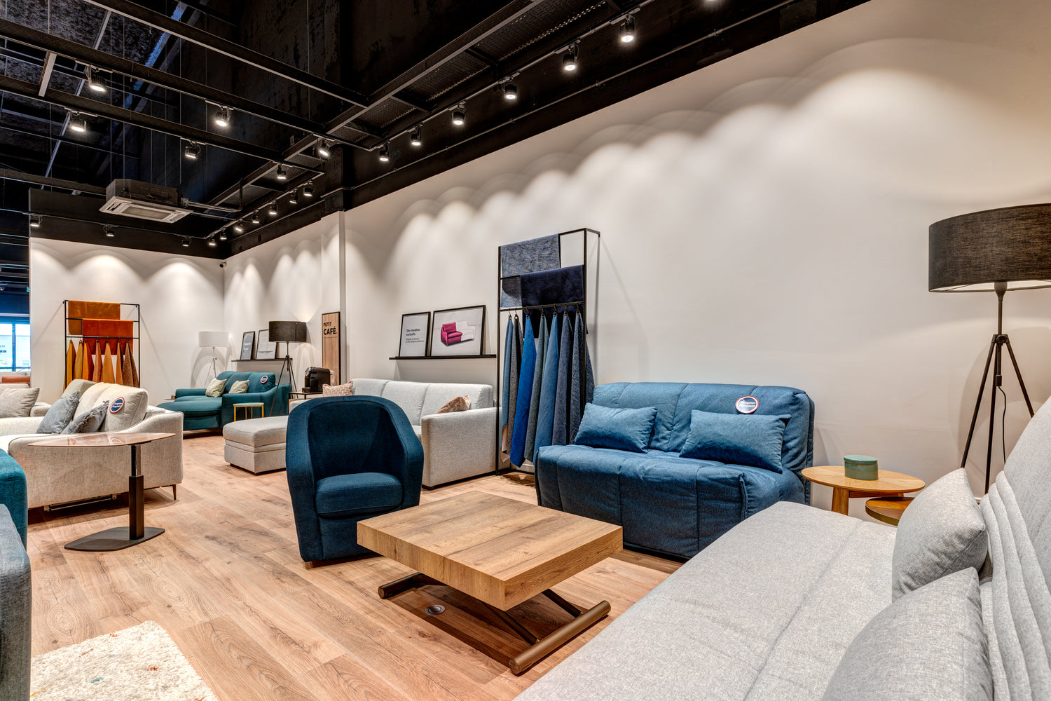 Showroom de La Maison du Convertible avec canapés modernes, fauteuils et tables en bois, éclairage suspendu, 90 av Henri Barbusse, Plaisir