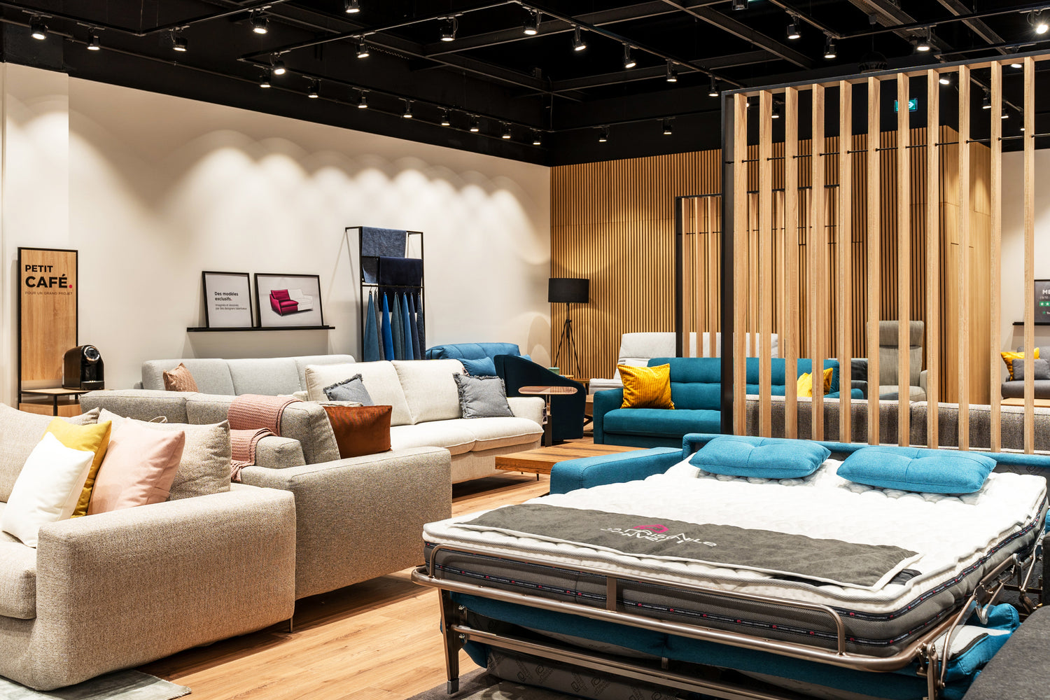 Showroom de La Maison du Convertible avec canapés modernes, lit convertible et décoration intérieure élégante, situé à Plaisir
