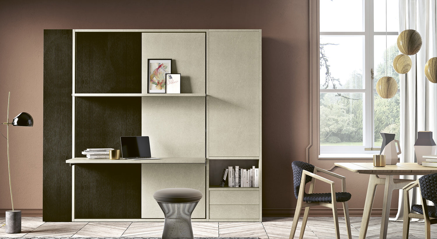 Mur avec lit escamotable vertical, bureau intégré, étagères et décoration moderne dans une pièce lumineuse