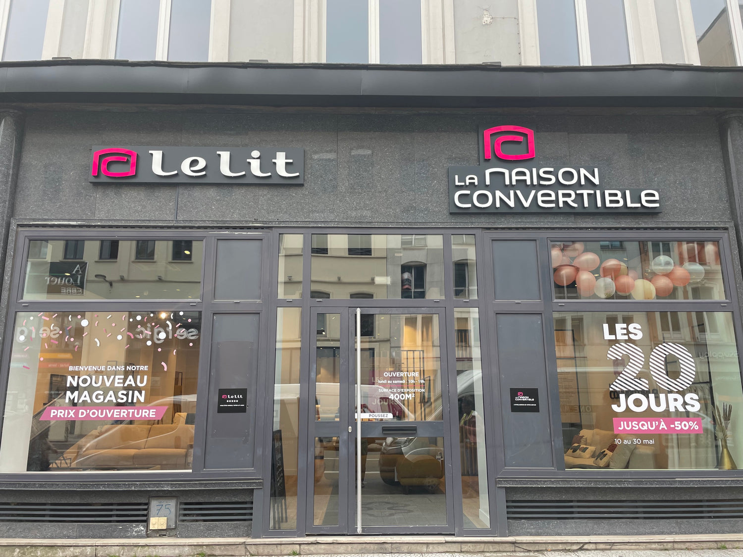 Façade d'un magasin "La Maison Convertible" avec des affiches annonçant une ouverture et des promotions