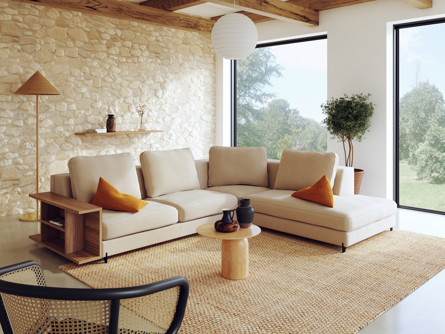 Salon lumineux avec canapé beige, coussins orange, mur en pierre, grande fenêtre donnant sur un jardin, et décoration minimaliste