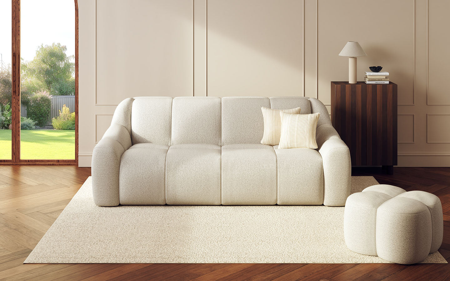 Canapé convertible beige dans un salon lumineux avec parquet, pouf assorti et meuble en bois foncé, ambiance moderne et épurée