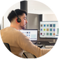 Homme avec casque travaillant sur ordinateur, potentiellement en assistance technique ou support client