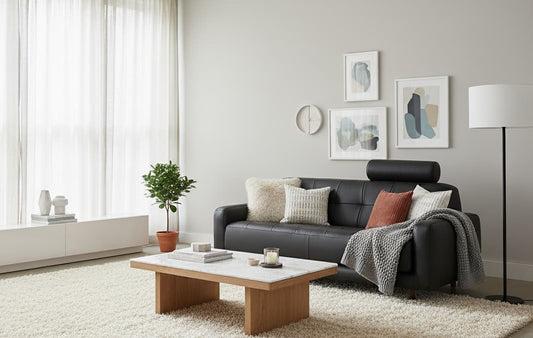 Idées et conseils pour décorer un salon avec un canapé noir