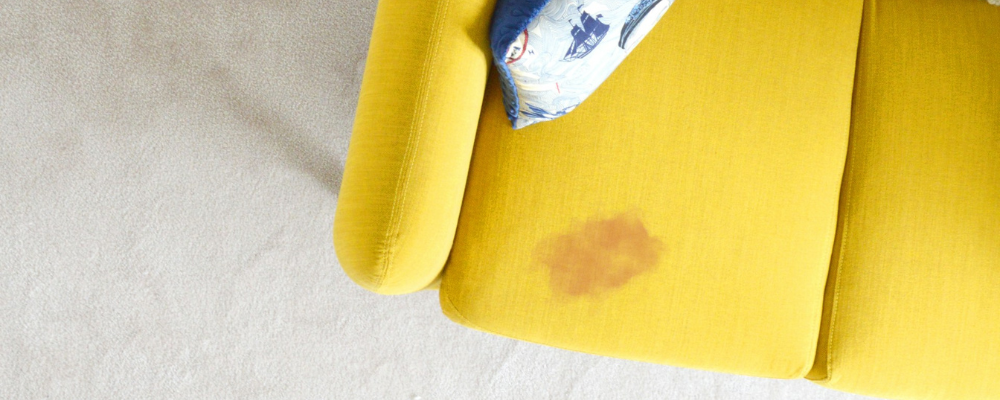 Comment nettoyer un canapé en tissu taché ? : 10 astuces