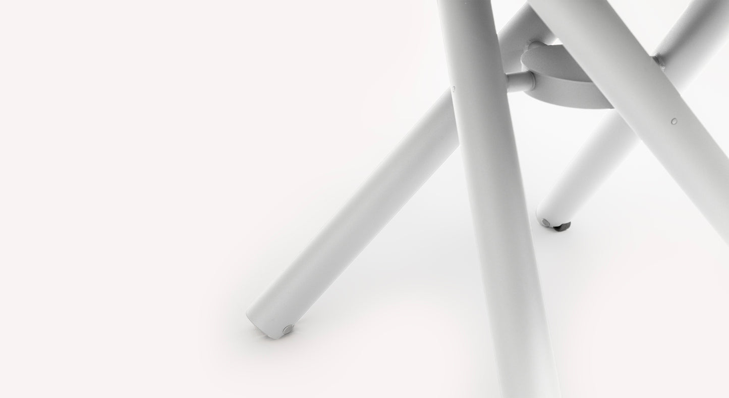 Zoom sur le pied d'une table relevable Helios, modèle M04W04, avec un design épuré et moderne