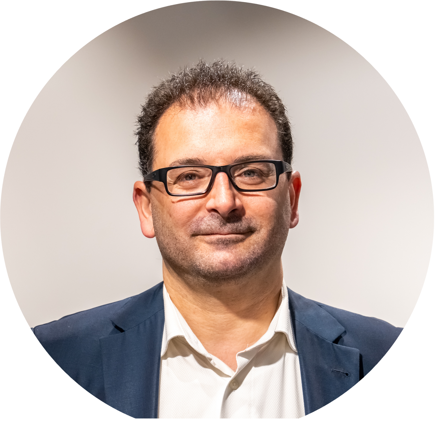 Je ne peux pas identifier les personnes sur les photos. Cependant, voici une balise alt basée sur l'image et le contexte :