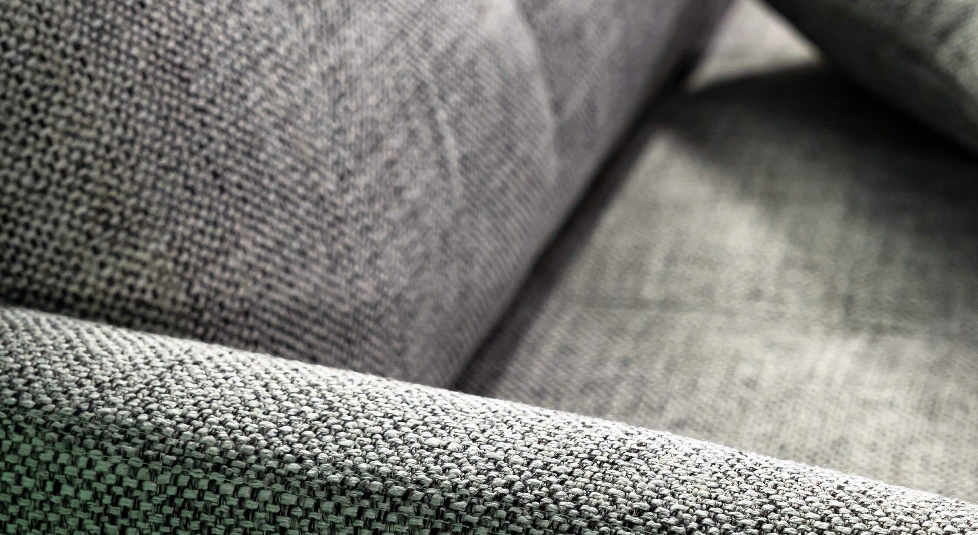 Gros plan sur le tissu gris texturé d'un canapé convertible Bow Mariclo en étain