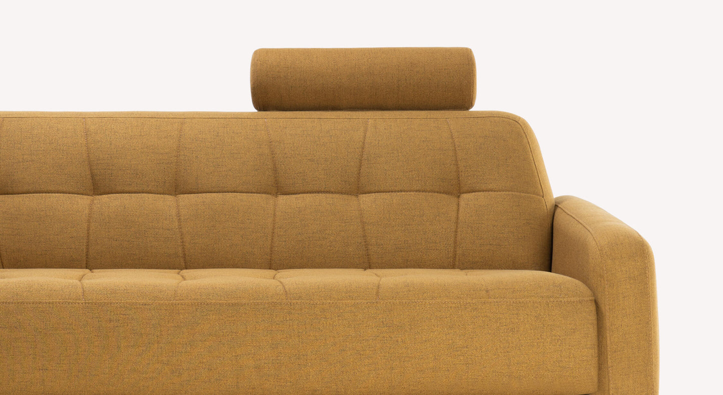 Canapé convertible Clark en tissu Foster couleur curcuma, avec appuie-tête cylindrique et design capitonné