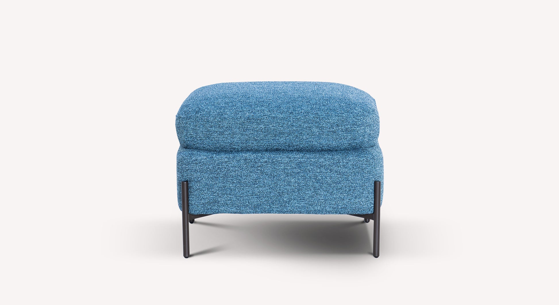 Pouf en tissu bleu denim avec pieds métalliques noirs, design moderne et compact