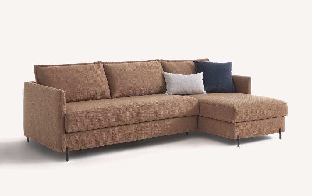 Canapé d'angle convertible en tissu ocre, modèle Serge, avec coussins gris et bleu