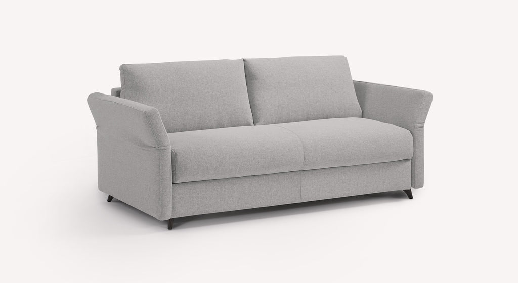 Canapé convertible Donny en tissu Tixer brume, design moderne avec accoudoirs inclinés et coussins épais, sur fond blanc