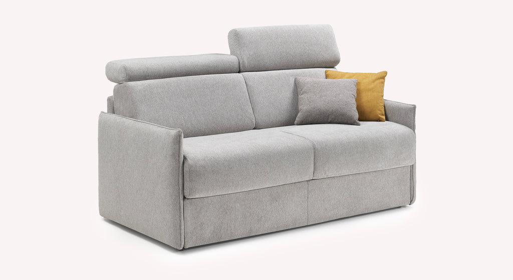 Canapé convertible gris perle Tania Aragon avec appuie-têtes réglables et coussins décoratifs jaune et gris