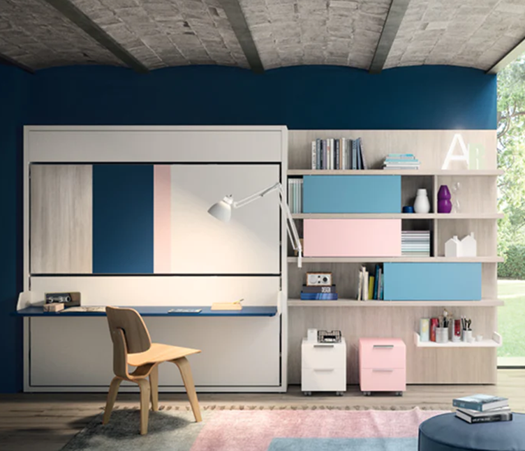 Lit superposé escamotable avec bureau intégré, étagères colorées et chaise en bois, dans une chambre moderne