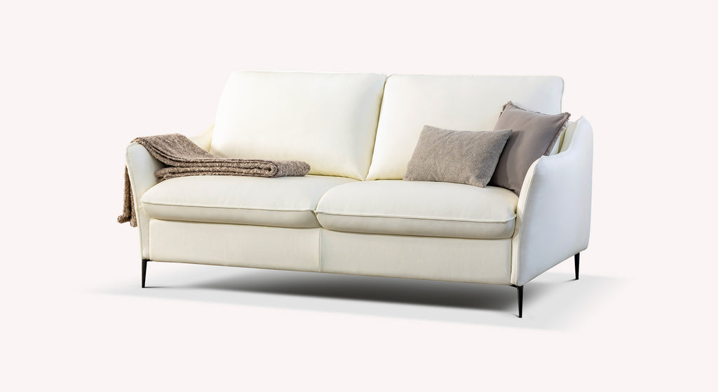 Canapé convertible en cuir crème avec coussins gris et plaid, modèle Bogart