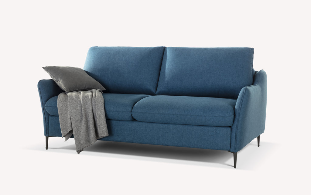 Canapé Bogart en tissu bleu avec coussin gris et plaid, modèle fermé