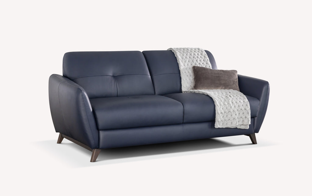 Canapé convertible en cuir bleu royal avec couverture tricotée grise et coussin marron, modèle Moba