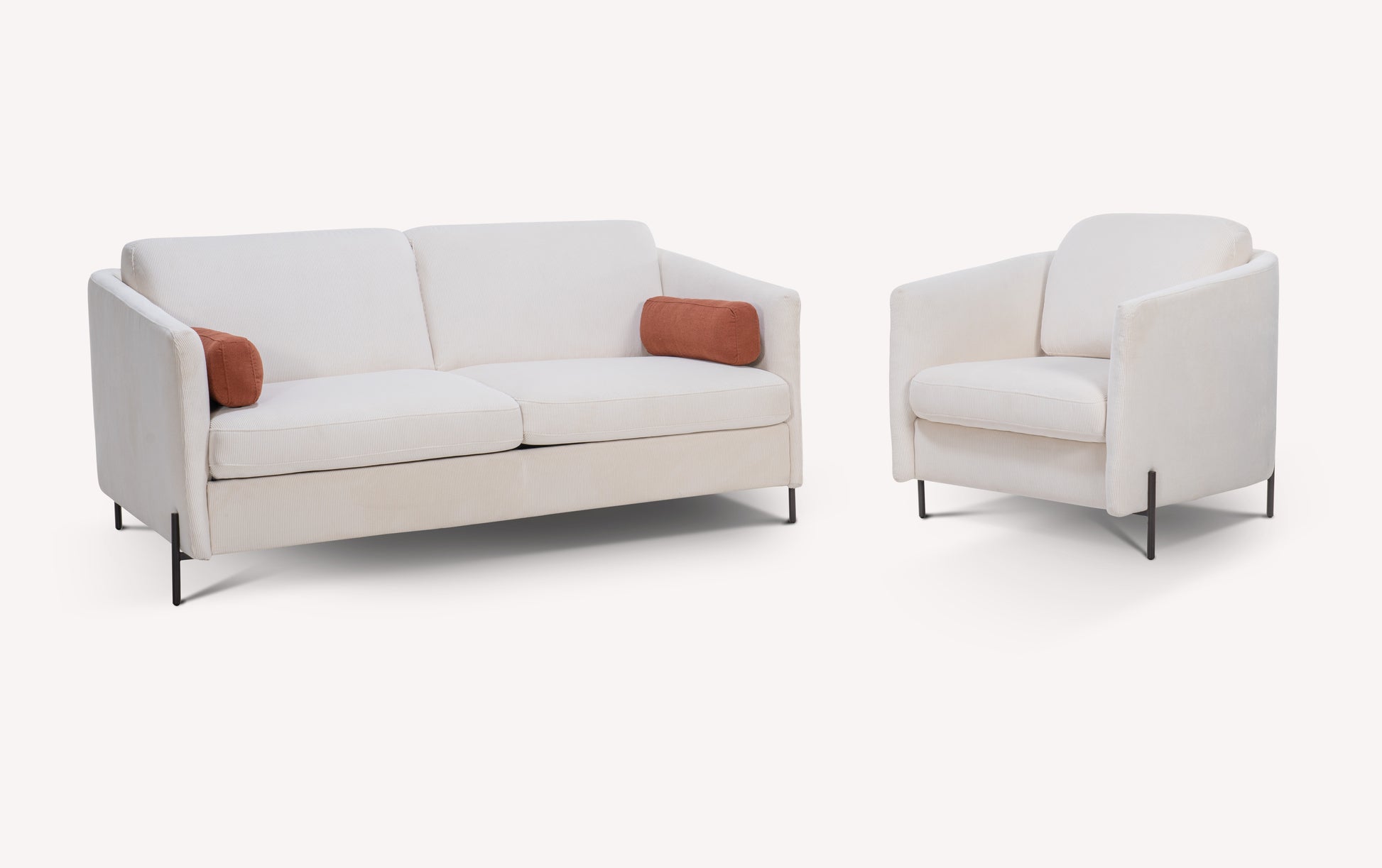 Canapé convertible et fauteuil en velours côtelé blanc avec coussins marron, pieds en métal noir, modèle Teatro Nata