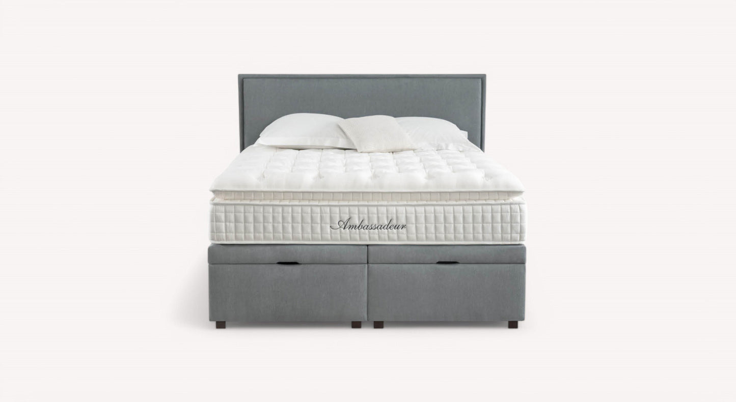 Lit coffre gris avec matelas épais et oreillers, modèle Ouessant, marque Ambassadeur, packshot sur fond blanc