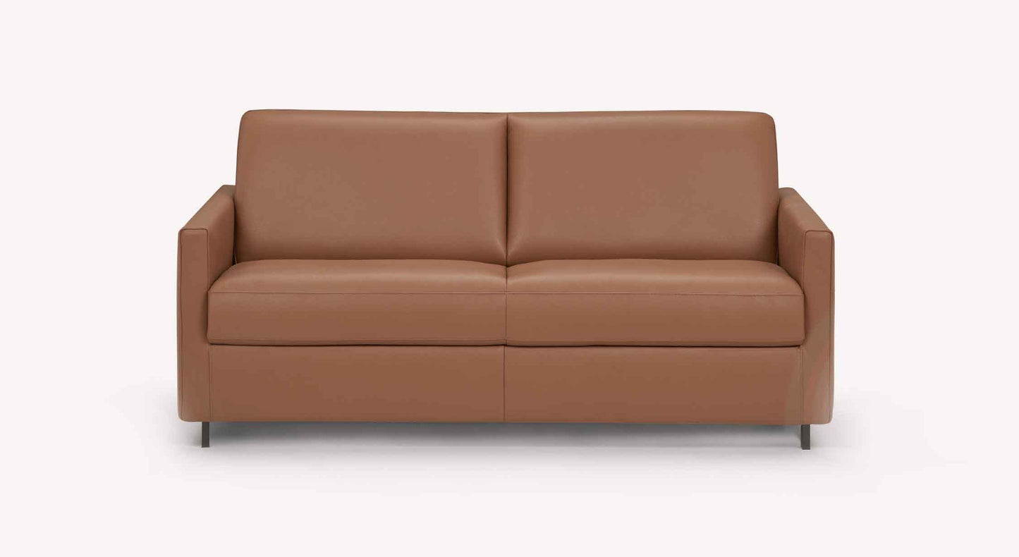 Canapé convertible BOBBY Cuir Lux Cognac en cuir marron clair, au design épuré avec assise confortable et structure minimaliste sur pieds métalliques.