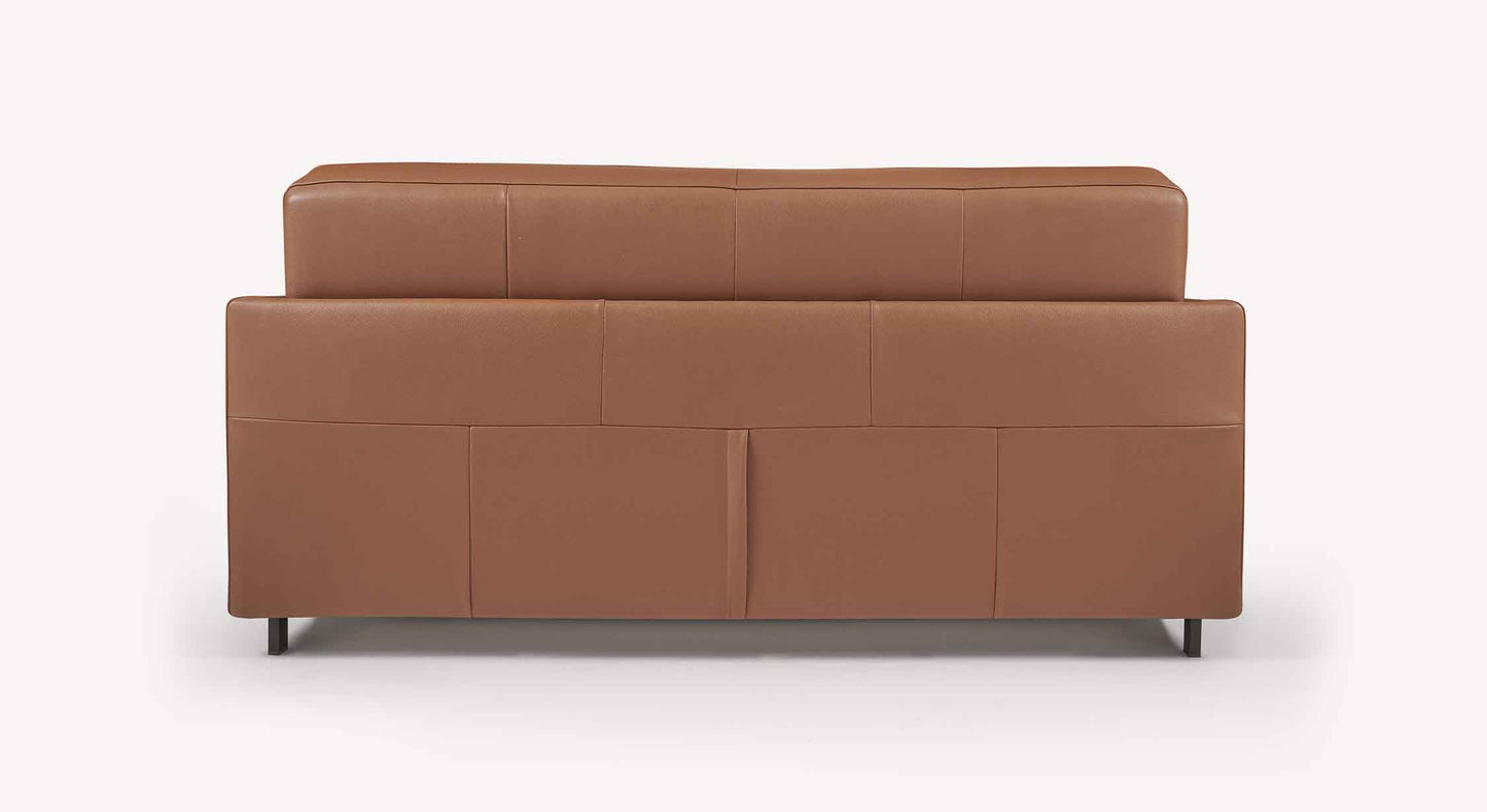 Canapé convertible BOBBY Cuir Lux Cognac en cuir couleur cognac, design moderne avec coutures apparentes et pieds en métal noir, idéal pour un couchage quotidien.