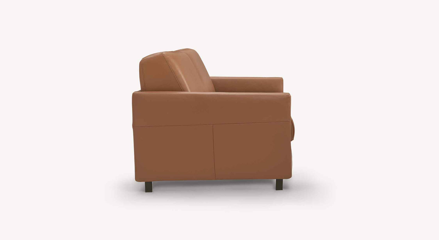 Canapé en cuir marron de profil avec assise et dossier épais, design moderne et élégant, modèle BOBBY Cuir Lux Cognac adapté pour un espace contemporain.