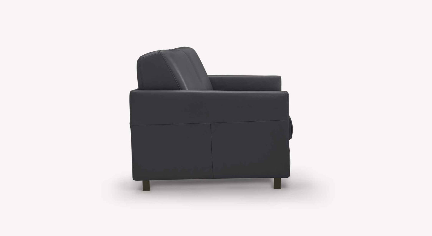 Profil latéral du canapé convertible BOBBY Cuir Lux Noir avec accoudoirs épais et assise confortable, idéal pour un couchage quotidien élégant et fonctionnel.