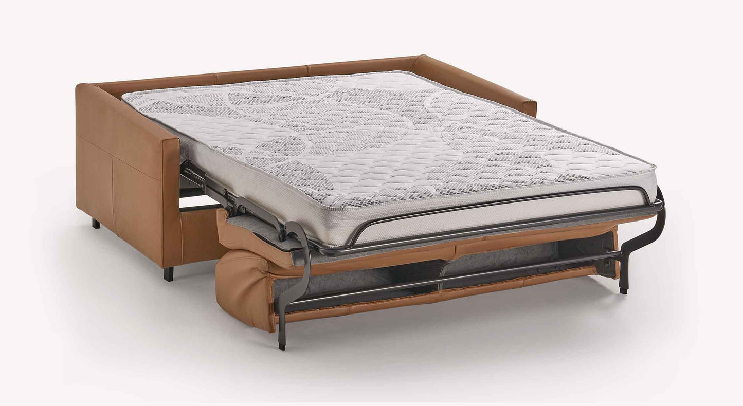 Canapé convertible BOBBY Cuir Lux Cognac ouvert en lit avec matelas intégré, alliant élégance du cuir cognac et fonctionnalité pour couchage quotidien.