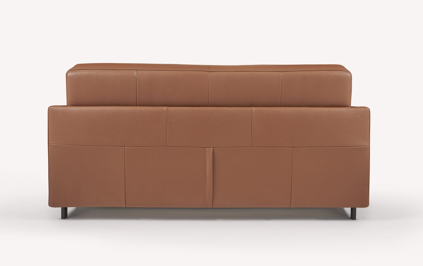 Vue arrière d'un canapé convertible Bobby en cuir luxueux couleur cognac, fermé, sur fond blanc