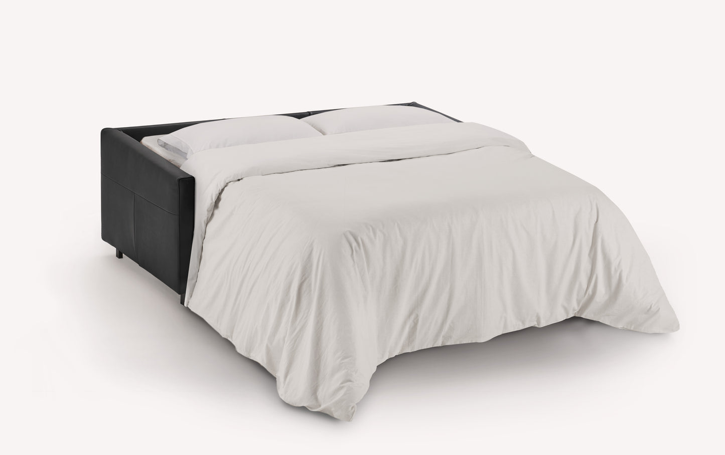 Canapé convertible Bobby en cuir noir luxueux, ouvert en position lit avec draps blancs, vue de trois quarts