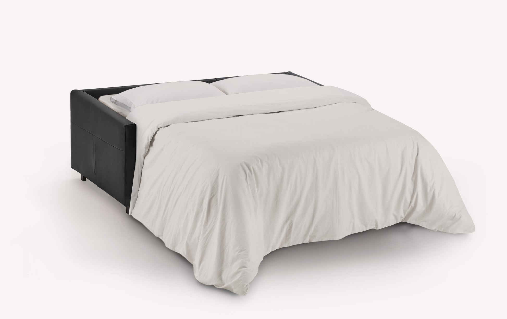 Canapé convertible Bobby en cuir noir, ouvert en lit, avec draps blancs