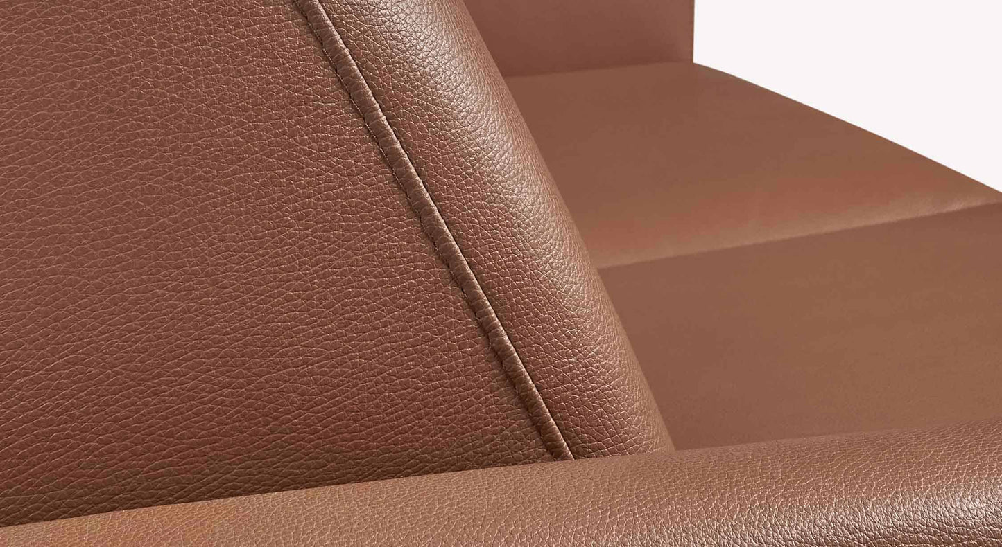 Détail en gros plan du revêtement en cuir marron de haute qualité sur le canapé convertible BOBBY Cuir Lux Cognac, mettant en valeur la texture et les finitions précises.
