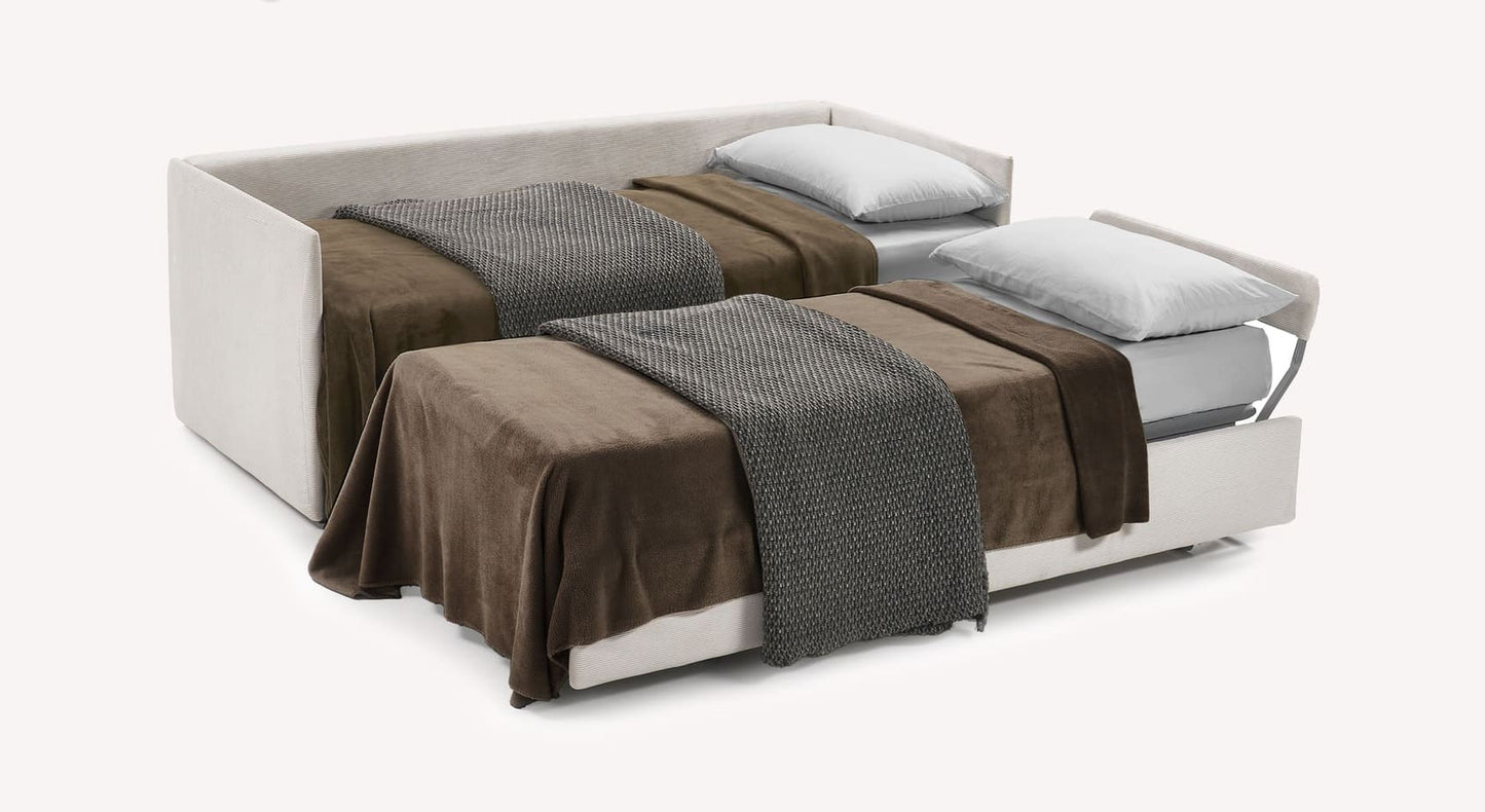 Canapé-lit Gaia ouvert avec tissu Teatro couleur sable, couvertures marron et gris