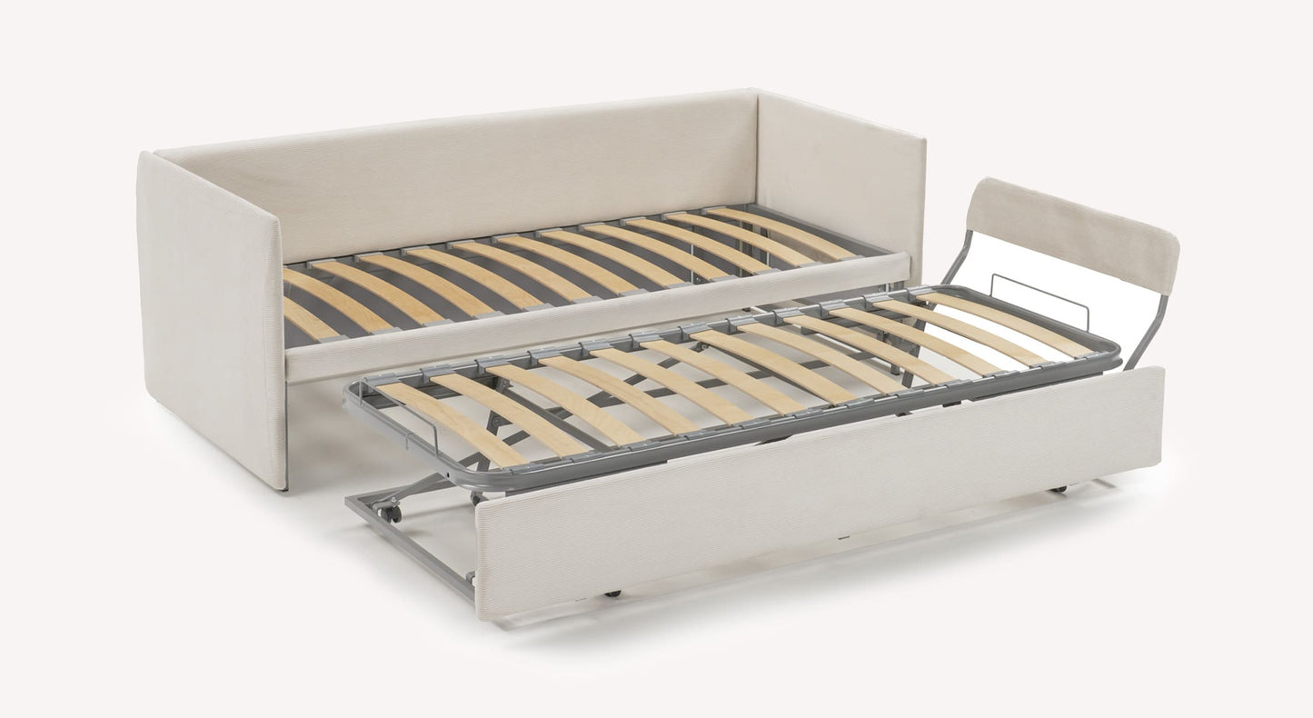 Canapé convertible GAIA Teatro Sand en tissu couleur sable avec structure en bois et métal, doté d’un couchage déployable pour un usage quotidien confortable.