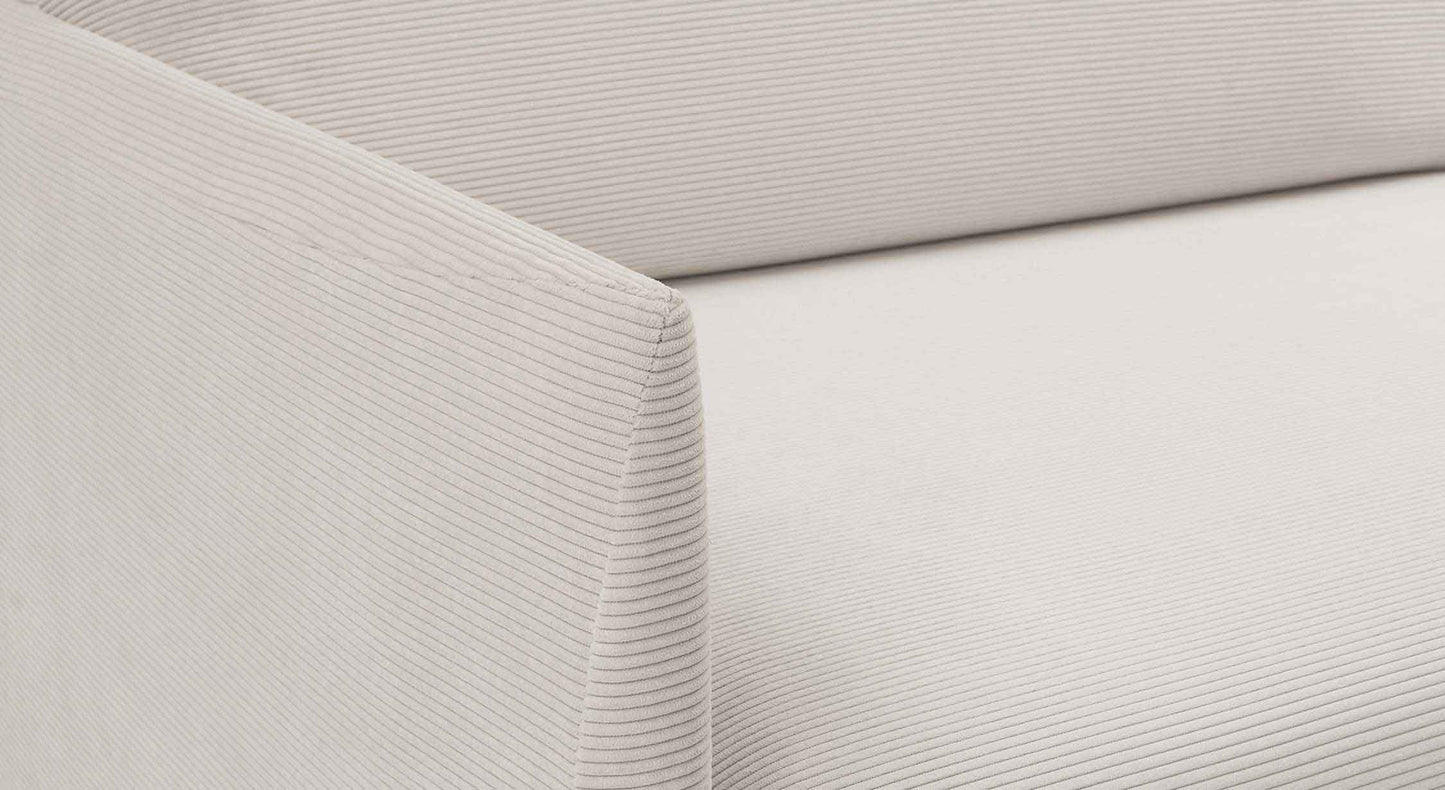 Détail en gros plan du tissu texturé beige du canapé convertible GAIA Teatro Sand, illustrant la finition soignée et le confort élégant adapté au couchage quotidien.