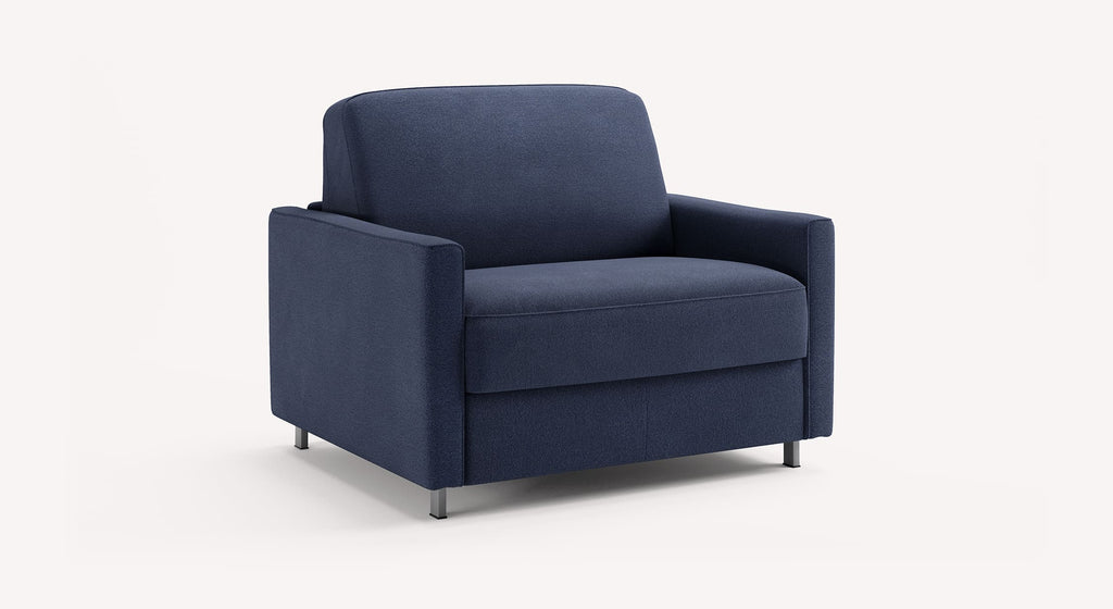 Fauteuil bleu nuit "Jimmy Innuendo" avec accoudoirs et pieds métalliques, design moderne et épuré