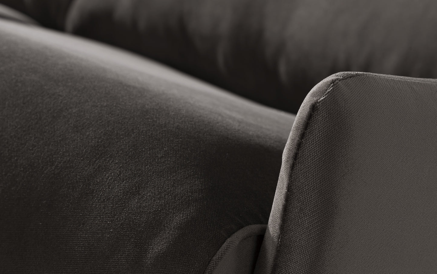 Accoudoir en velours expresso du canapé convertible Kirk, zoom sur le tissu matelassé