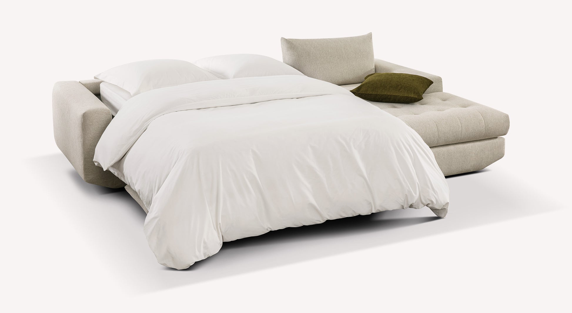 Canapé convertible Stella en tissu Gemma avoine, angle ouvert, avec coussins et couverture blanche