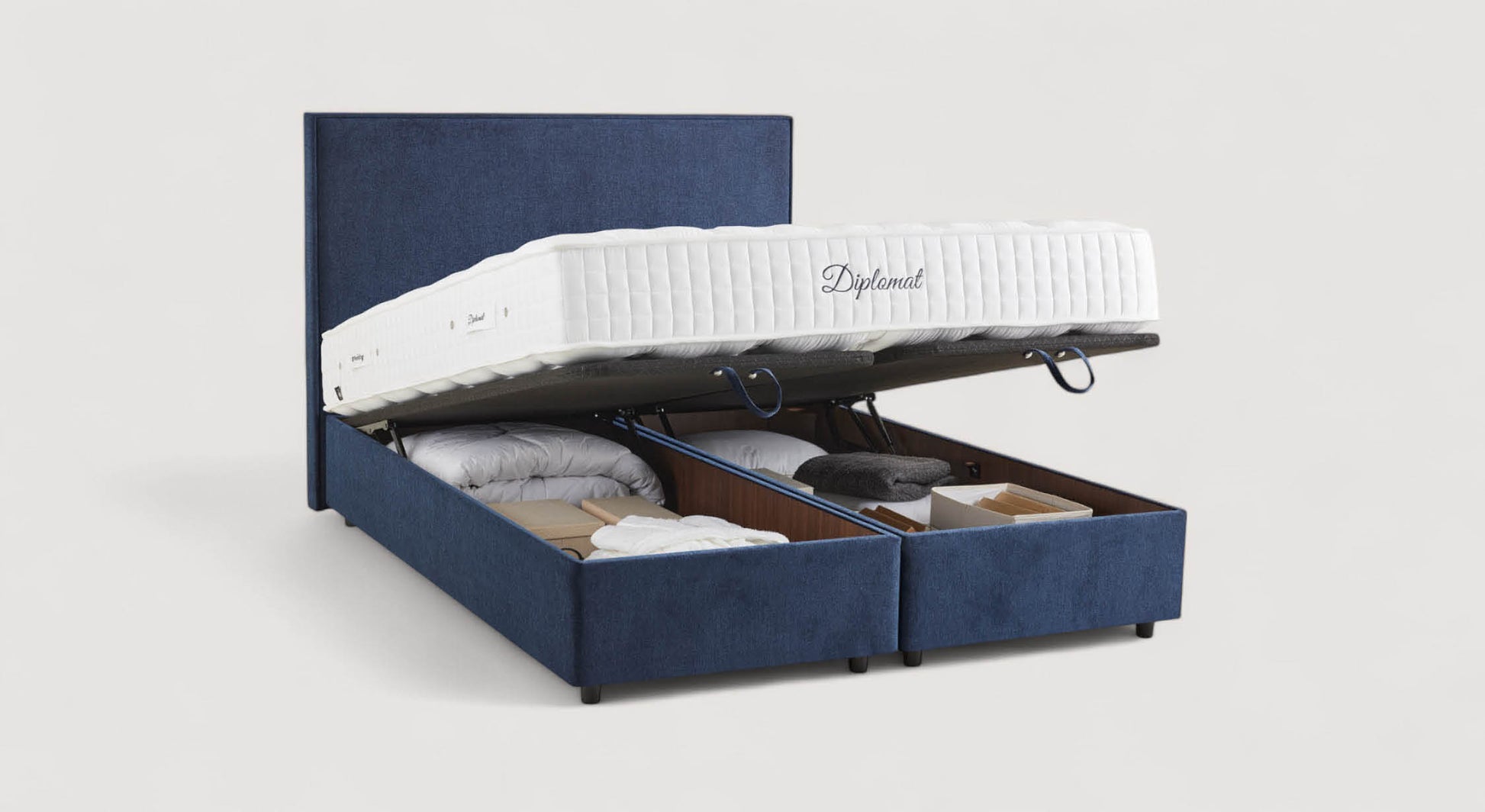 Lit coffre bleu marine avec matelas relevable, offrant un espace de rangement pour couettes et oreillers. Modèle Nina Margon Basic 429