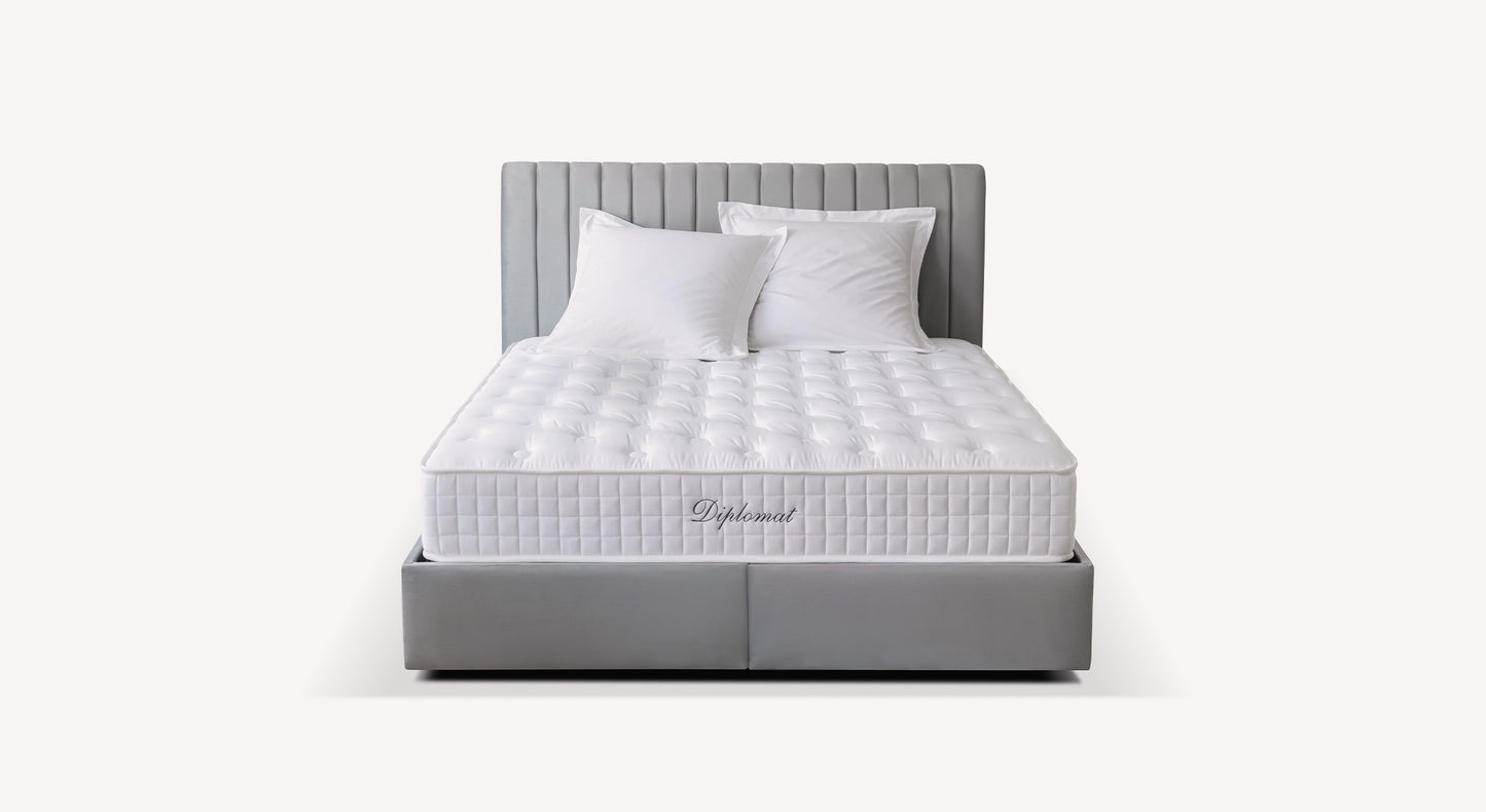 Lit gris avec matelas blanc "Diplomat", deux oreillers, design moderne et élégant