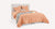 Lit avec housse de couette pêche, coussins assortis, couverture grise et livre ouvert, sur fond blanc