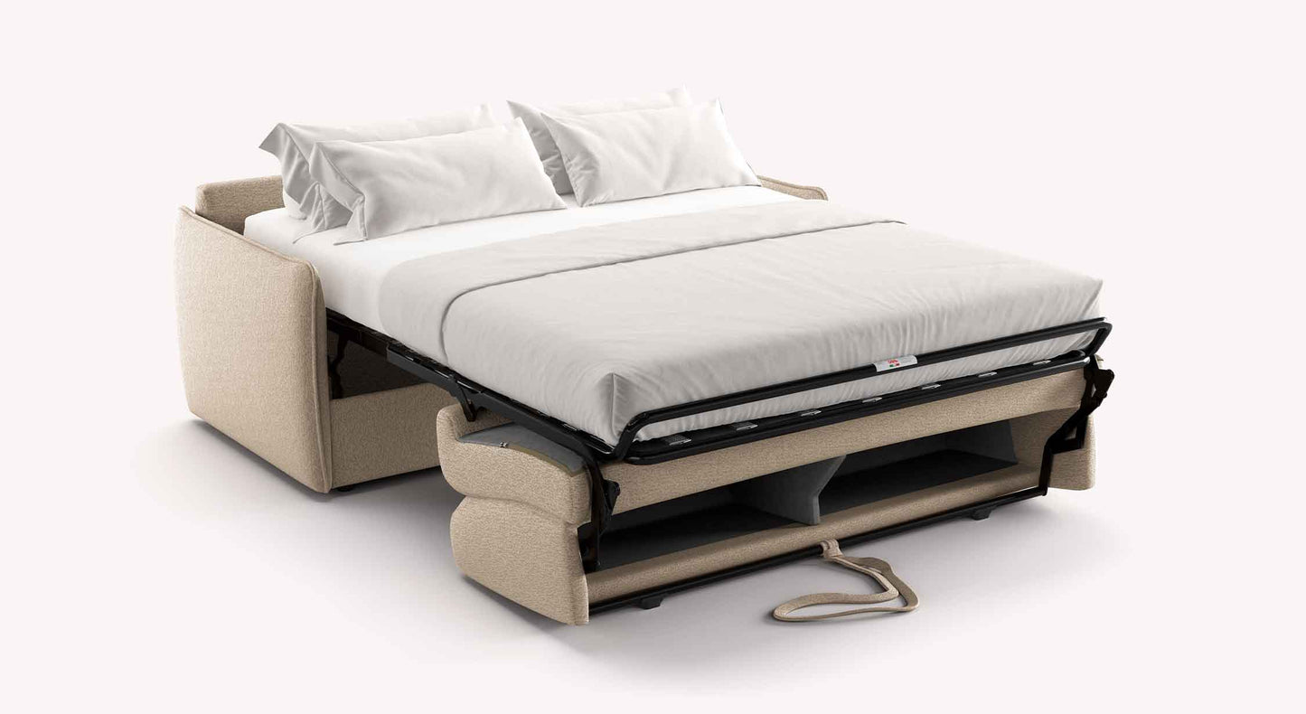 Canapé convertible BELLA Misterio Grege en tissu clair avec matelas déplié et rangement intégré, design moderne et fonctionnel pour un couchage quotidien confortable.