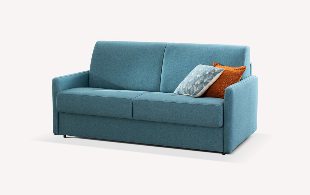 Canapé convertible Marlon en tissu bleu lagon avec coussins décoratifs orange et bleu